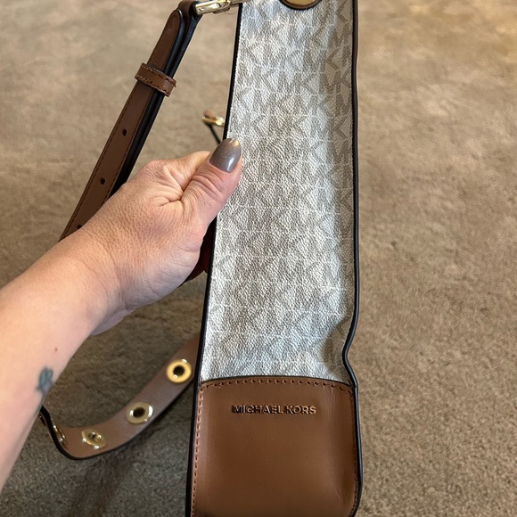 Michael Kors vanilla Sullivan large messenger Bag - Picture 9 of 11